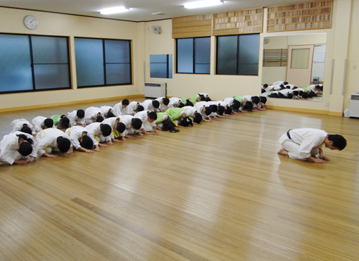 稽古が終わるとみんな先生にあいさつ